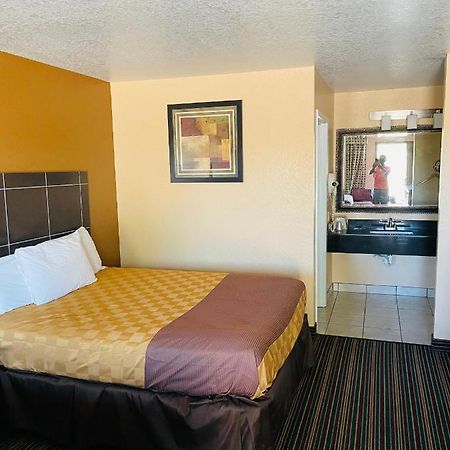Sona Inn Dilley Екстериор снимка
