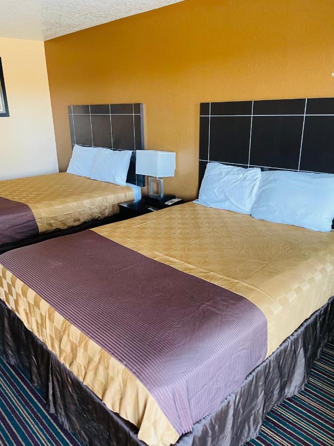 Sona Inn Dilley Екстериор снимка