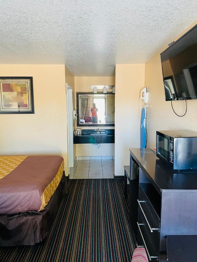 Sona Inn Dilley Екстериор снимка