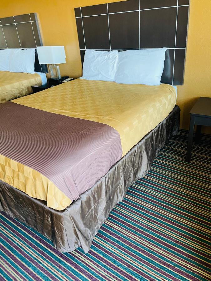 Sona Inn Dilley Екстериор снимка