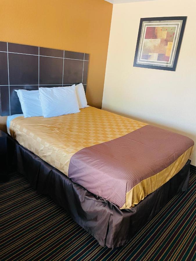 Sona Inn Dilley Екстериор снимка