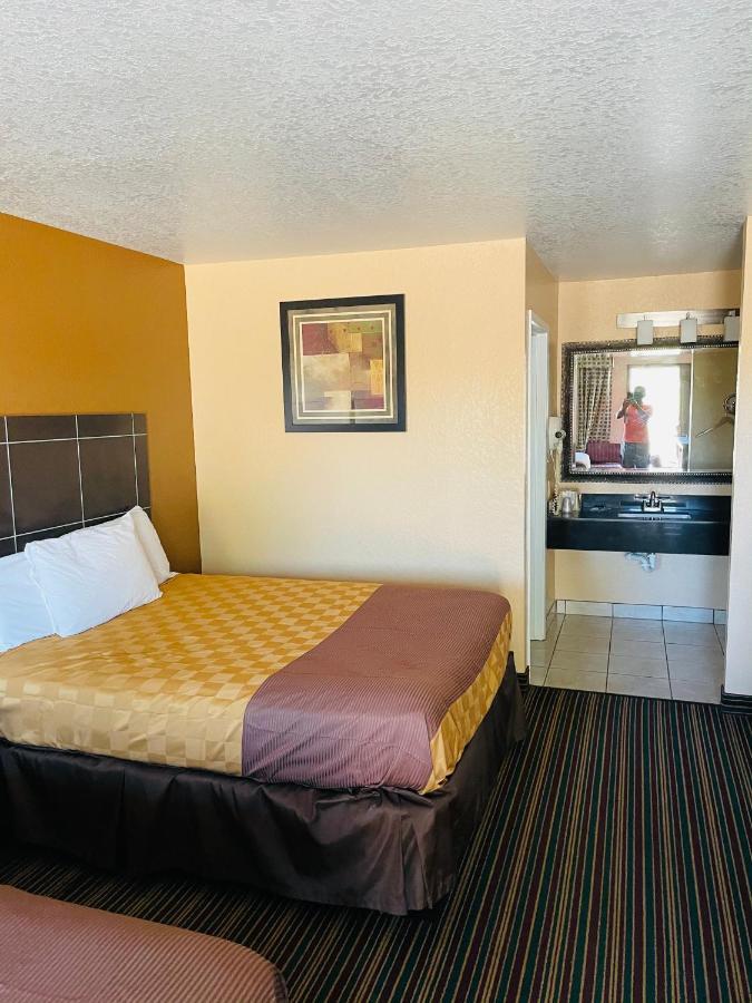 Sona Inn Dilley Екстериор снимка