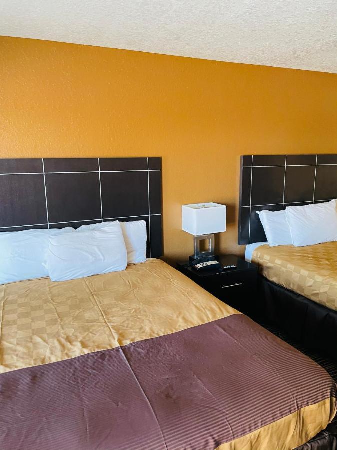 Sona Inn Dilley Екстериор снимка