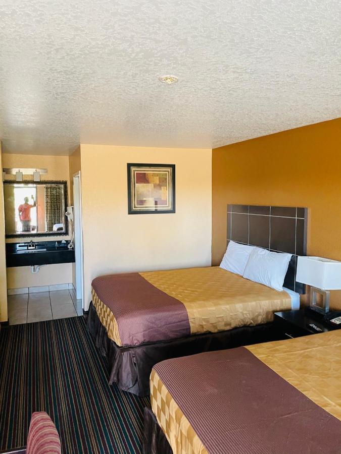 Sona Inn Dilley Екстериор снимка