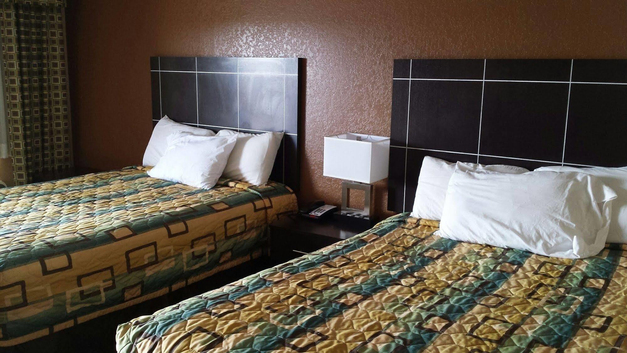 Sona Inn Dilley Екстериор снимка
